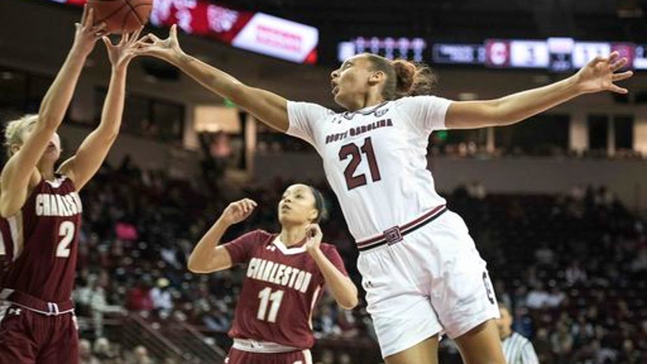 Wilson powers No. 5 Gamecocks to 69-43 win over Charleston (Dec 05, 2017)